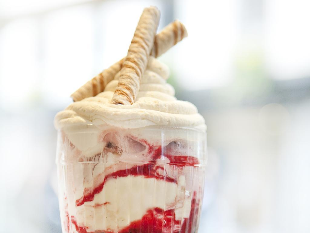 Hotel Montcalm Brewery Townhouse London Exterior foto The photo shows a delicious dessert in a clear glass dish. It features layers of creamy ice cream or whipped cream, swirled with a vibrant red fruit sauce. Topping the dessert are two rolled wafer sticks, adding a decorative touch. The overall presen