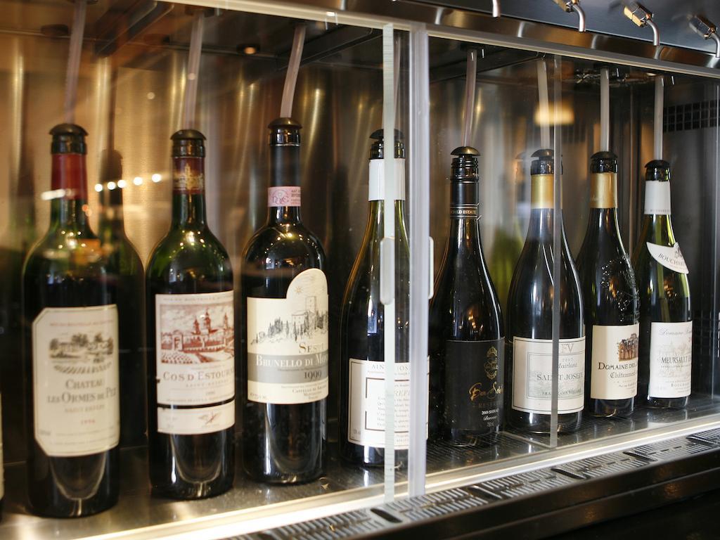 Hotel Montcalm Brewery Townhouse London Exterior foto The photo depicts a selection of wine bottles displayed in a wine fridge or cooler. The bottles are lined up behind a glass panel, showcasing various types of wine, likely including both red and white varieties. Each bottle has a distinctive label, i